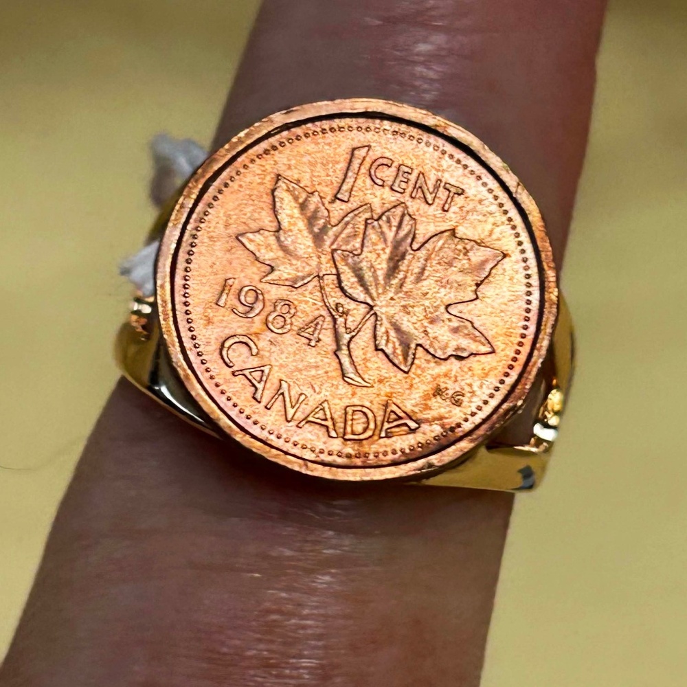 RING GENUINE CANADIAN PENNY, ON GOLD-TONE METAL, LADY SIZE 10, WILLOWBAY JEWELLE